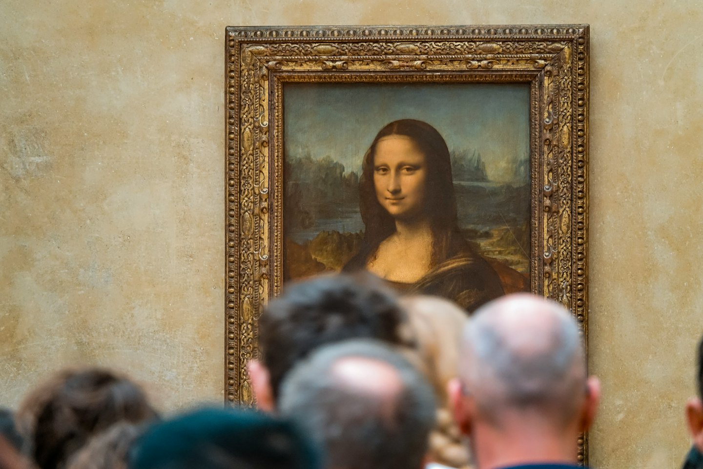 Een beroemd portretschilderij hangt aan een museummuur.
